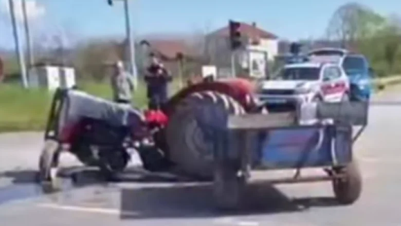 Otomobil ile çarpışan traktör ikiye bölündü