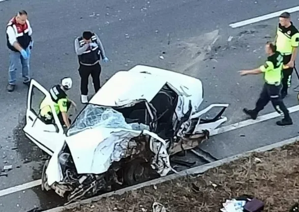 Otomobil ile hafif ticari araç çarpıştı: 1 ölü, 3 yaralı