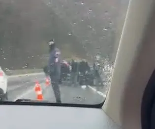 Otomobil ile kamyonet çarpıştı