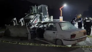 Otomobil iş makinesine çarptı: 1 ölü