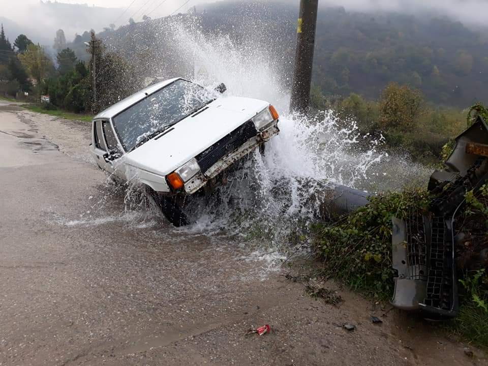 Otomobil isale hattına çarptı, su metrelerce yüksekliğe çıktı