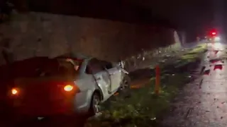 Otomobil istinat duvarına çarptı