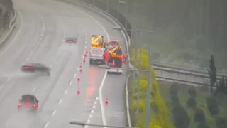 Otomobil KMO çalışanlarına böyle çarptı: 1'i ağır 3 yaralı