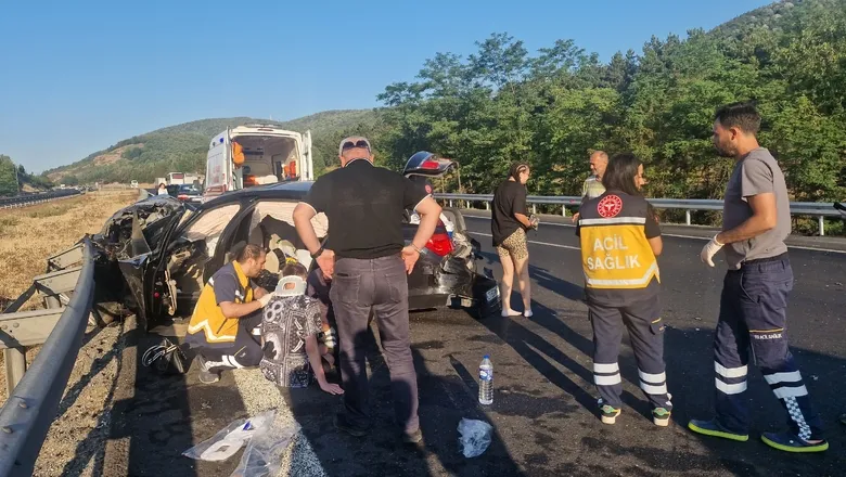 Otomobil patates yüklü kamyona çarptı 5 yaralı
