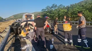 Otomobil patates yüklü kamyona çarptı 5 yaralı
