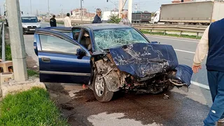 Otomobil tıra çarptı; yaralılar var