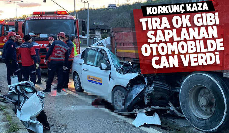 Otomobil tıra ok gibi saplandı: 1 ölü