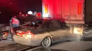 Otomobil tıra ok gibi saplandı