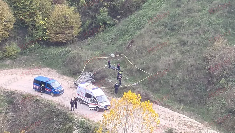 Otomobil uçuruma yuvarlandı; Ölü ve yaralılar var