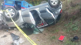 Otomobil uçuruma yuvarlandı; Ölü ve yaralılar var