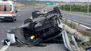 Otomobil yön tabelasına çarptı: 1 ölü, 4 yaralı