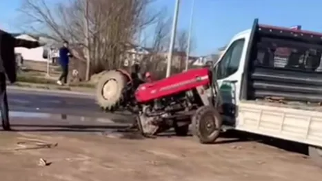 Otomobille çarpışan traktör ikiye bölündü