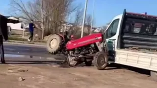 Otomobille çarpışan traktör ikiye bölündü