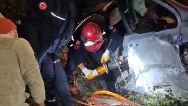 Otomobiller çarpıştı; Yaralılar var