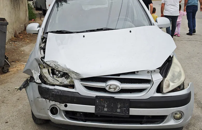 Otomobiller çarpıştı 