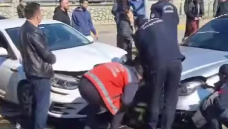 Otomobiller kafa kafaya çarpıştı