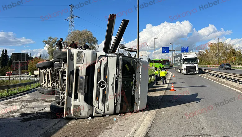 Otoyol bağlantısında maden yüklü tır devrildi
