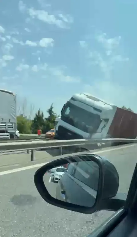 Otoyolda faciayı bariyerler önledi
