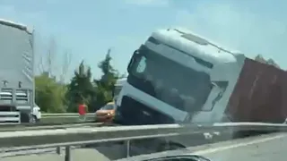 Otoyolda faciayı bariyerler önledi