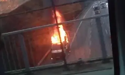 Otoyolda kamyonet alev alev yandı