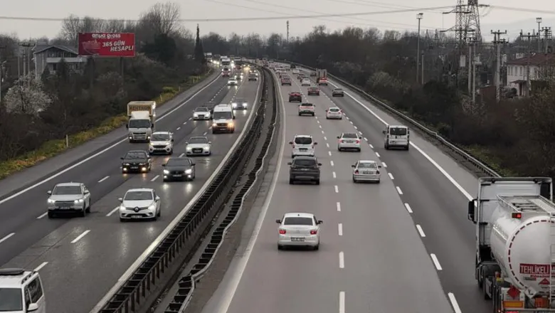 Otoyolda tatil dönüşü yoğunluğu sürüyor