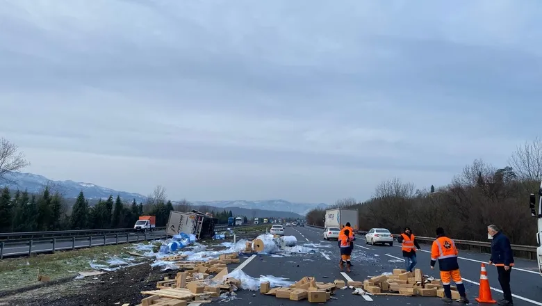 Otoyolda tır devrildi