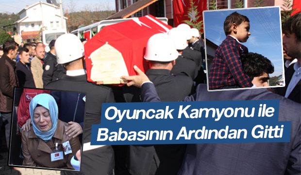 Oyuncak kamyonu ile babasının ardından gitti
