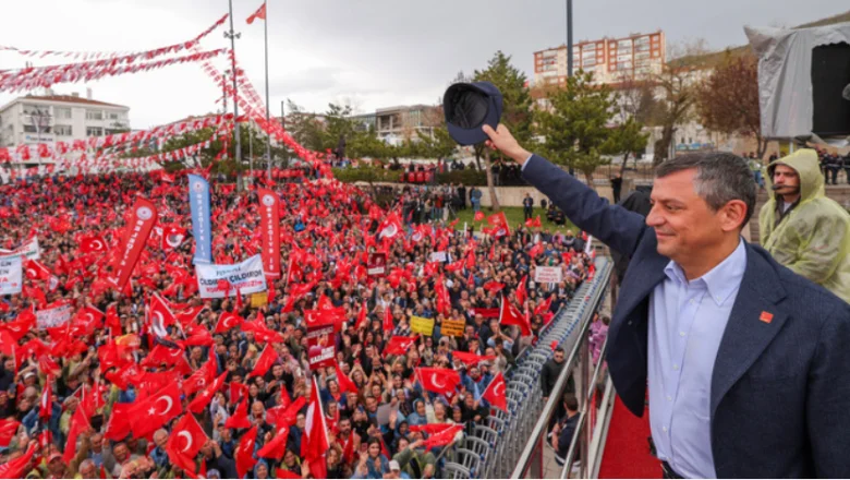 Özgür Özel geliyor