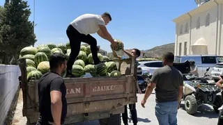 Tonlarca karpuzu satın alarak ücretsiz dağıttı