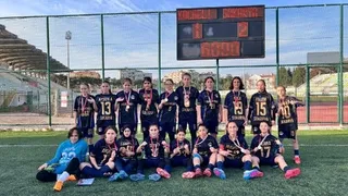 Paris Ortaokulu Kız Futbol Takımı’ndan üçüncü şampiyonluk