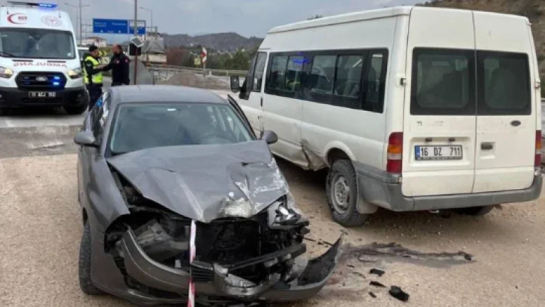 Park halindeki araca çarptı: 3 yaralı