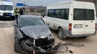 Park halindeki araca çarptı: 3 yaralı