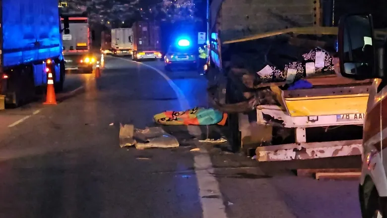 Patlayan lastiği değiştirirken tırın çarpması sonucu öldü