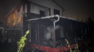 Pelet sobasından kalan köz, ahşap evi  yaktı