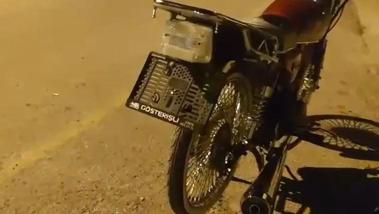 Plakasız motosikletle yakalandı