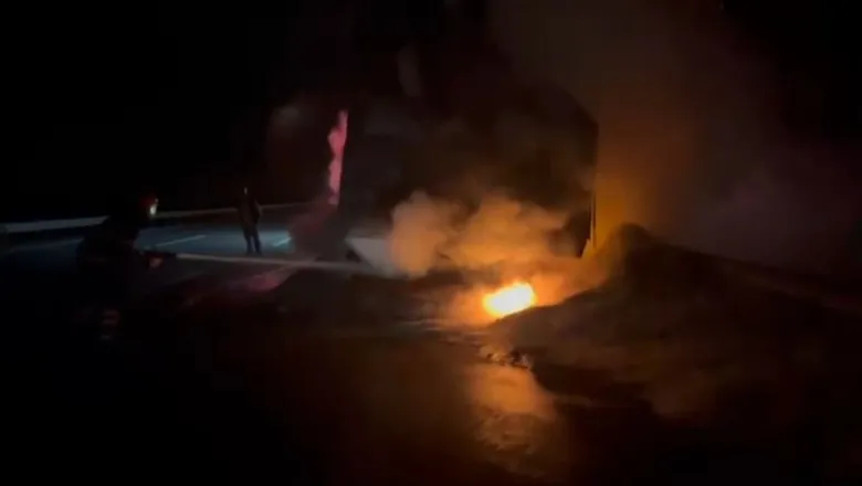 Plastik yüklü kamyonda yangın