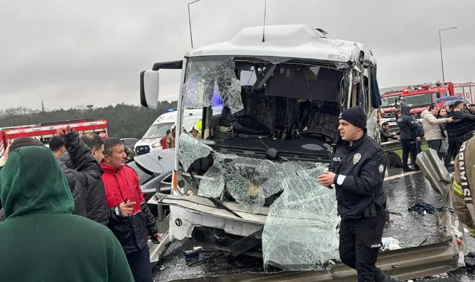 Polis servis aracı kaza yaptı; 4'ü ağır 30 yaralı