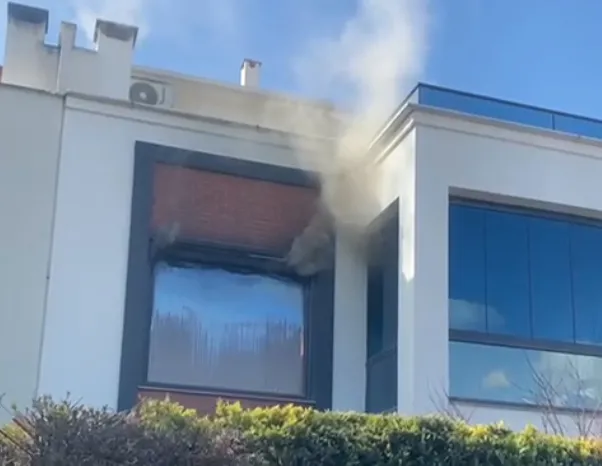 Profesörün villası yandı