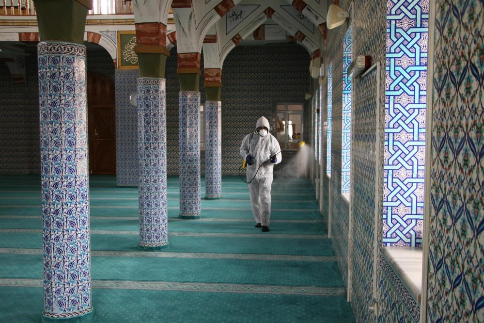 Ramazan öncesi camiler dezenfekte ediliyor