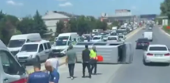 Refüje çarpan minibüs devrildi; 6 yaralı