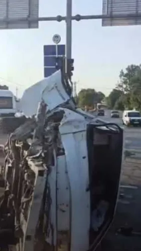 Refüje ve aydınlatma direğine çarptı: 1 ağır yaralı