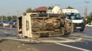 Refüje ve aydınlatma direğine çarptı: 1 ağır yaralı
