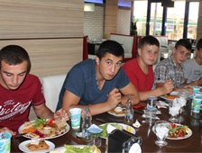 Gözde Pizza Başarılı Güreşçileri Ağırladı