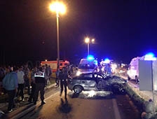 Servis İle Otomobil Çarpıştı 20 Yaralı