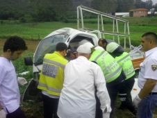 Kamyonet Elektrik Direğine Çarptı 