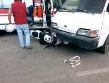 Motosiklet Minibüse Çarptı