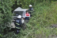 Otomobil Şarampole Yuvarlandı 