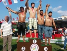 Düzce'de Akyazı Belediyesi Güreşçileri Derece Aldı