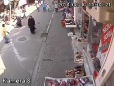 Kadına ve Çocuğuna Motosiklet Böyle Çarptı