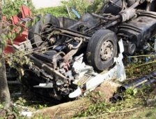 TEM otoyolunda TIR devrildi: 2 yaralı